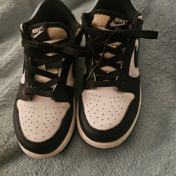 Nike Kids Black and White Sneakers - Picture 2 of 7